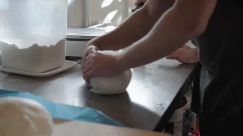 Baker Shaping Bread in Bakery Vídeo Stock 267839652