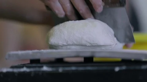 Baker weigh dough   库存影片 89575643