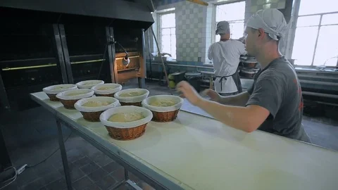 Bakers Prepares Raw Bread For Baking 库存影片 89576128