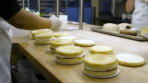 Bakers preparing cakes 動画素材 77080007