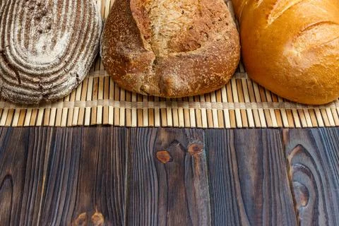 Bakery background, bread assortment on black wooden backdrop. Top view with.. Foto stock