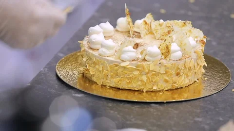 Bakery chef decorate cake, how to making a cake 库存影片 106550778