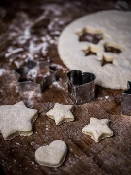 Bakery Cookie dough with cutting mold on kitchen table. Foto stock