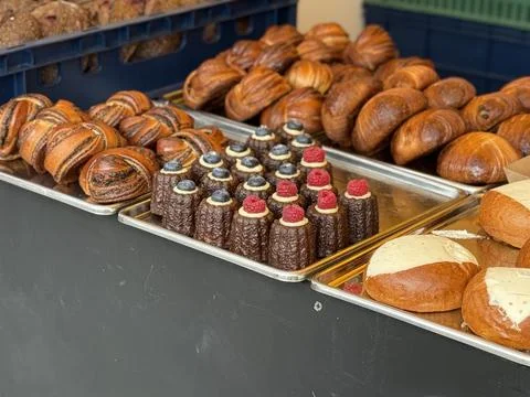 Bakery display with assorted pastries and bread, featuring croissants and c.. Foto stock
