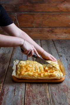 Bakery, kitchen, cooking, pie, chef, baker, cut into slices Foto stock