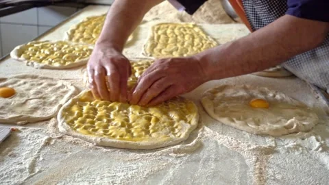 Bakery masters gives shape to famous ramadan bread with his finger tips 動画素材 130613438