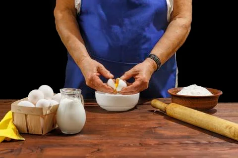 Bakery, Old baker, baker, breaks the egg, dough, pastry, flour, bread Foto stock
