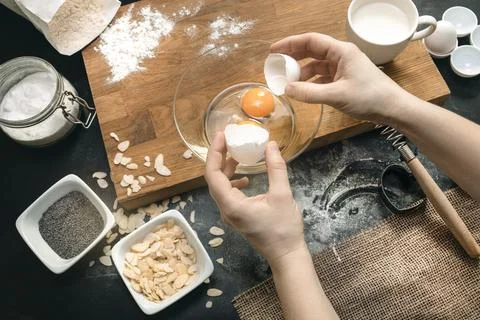 Bakery process. Healthy baking ingredients - flour, almond nuts, eggs, milk o Foto stock