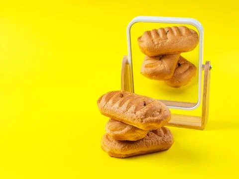 Bakery sweet pastry stack reflected in mirror Foto stock