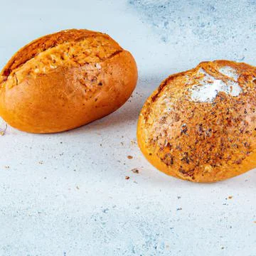 Bakery with various types of freshly baked bread. Buns, baguette, bagel, swee Foto stock