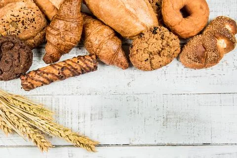 Bakery on wood white background different types of bread Foto stock