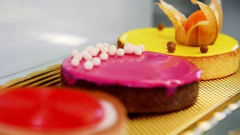 Bakery's assortment is displayed on the showcase Vídeos de archivo 205555076