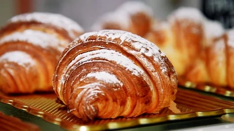 Bakery's assortment is displayed on the showcase Vidéo 220617760