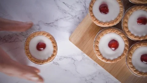 Bakewell Tarts flat lay top down against a marble background Vídeos de archivo 99506766