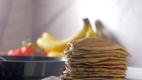 Baking American pancakes in a hot pan with butter Видео 104091704