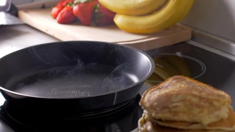Baking American pancakes in a hot pan with butter Vídeo Stock 104091938