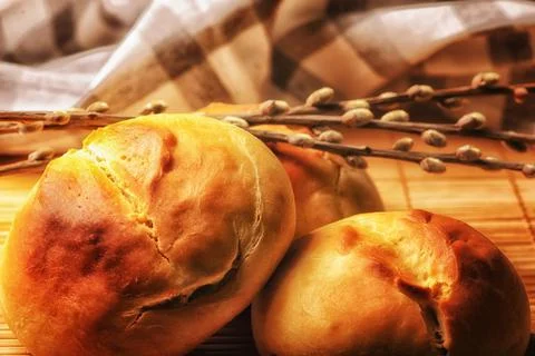Baking and colored eggs. Orthodox world. The bright holiday of Easter. Foto stock