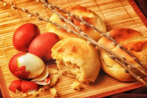 Baking and colored eggs. Orthodox world. The bright holiday of Easter. Stock-Fotos