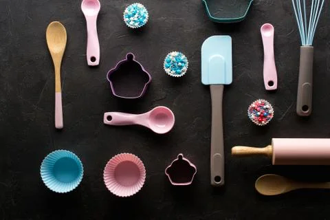 Baking and cooking concept. Pattern made of cookie cutters, whisk, roller pin Foto stock
