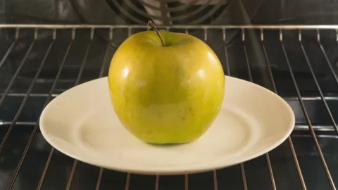 Baking apple in oven Video stock 131049122