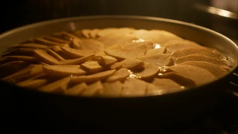 Baking apple pie in the oven. Video stock 99152955