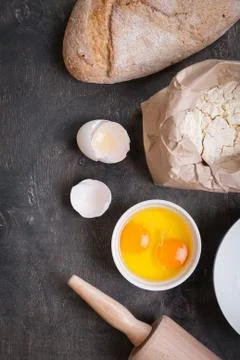 Baking background with bread, eggshell, flour, rolling pin Foto stock
