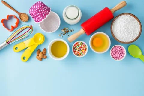 Baking background with ingredients eggs, flour, milk, suga and cake decor for 库存照片