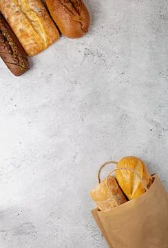 Baking background with paper disposable bag with loaves of bread  Foto stock