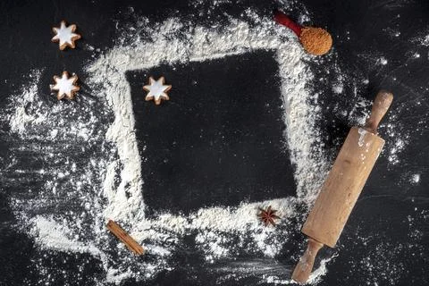 Baking background with a place for text. White flour, sugar, rolling pin, and Stockfoto's