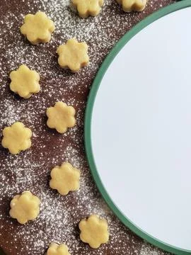 Baking background with raw coocies srars, flour and white round empty board Foto stock