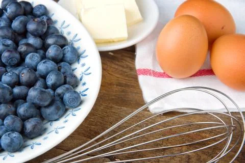 Baking blueberry pie - ingredients on rustic background Foto stock