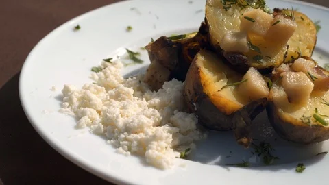 Baking botatoes bnd bacon In The oven with white cheese. 4k Видео 104060719