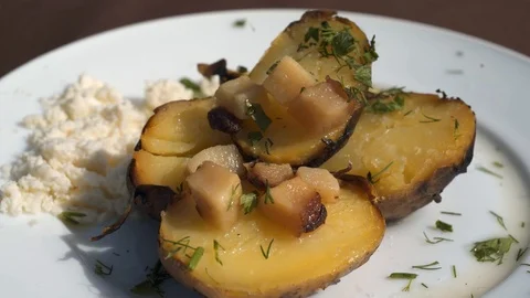 Baking botatoes bnd bacon In The oven with white cheese. 4k Видео 104060722