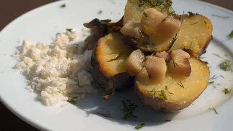 Baking botatoes bnd bacon In The oven with white cheese. 4k Видео 104061228