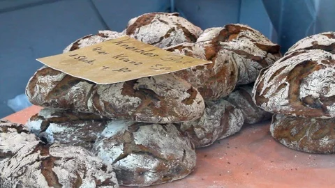 Baking bread. Bakery. Shelves with fresh baked crispy bread. Video stock 100940423
