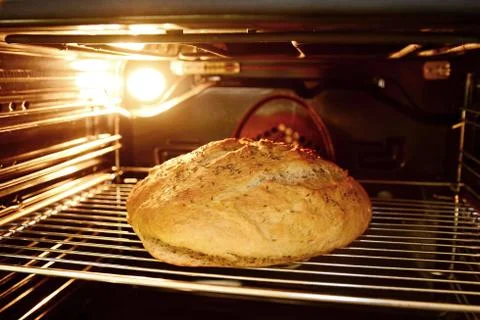 Baking bread in oven 库存照片