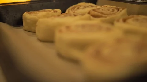 Baking Cinnamon Rolls Vídeos de archivo 129771715