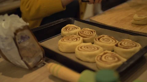 Baking Cinnamon Rolls Vídeos de archivo 129772031