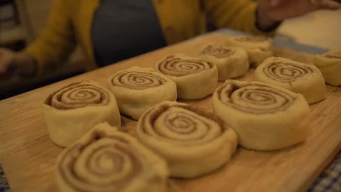 Baking Cinnamon Rolls Vídeos de archivo 129772330