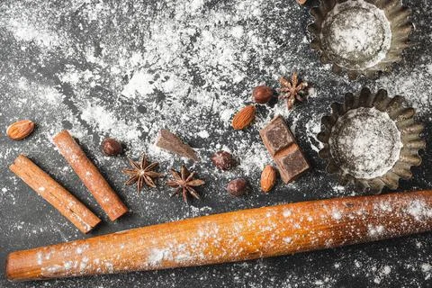 Baking concept, cupcake form and food ingredients on a dark background, prepa Foto stock