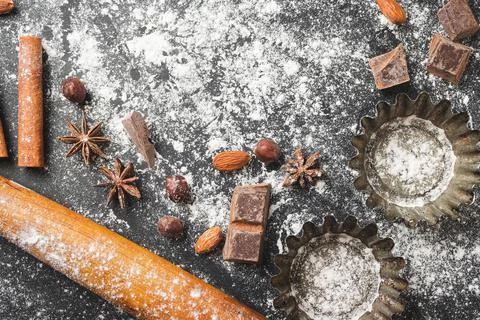 Baking concept, cupcake form and food ingredients on a dark background, prepa Foto stock