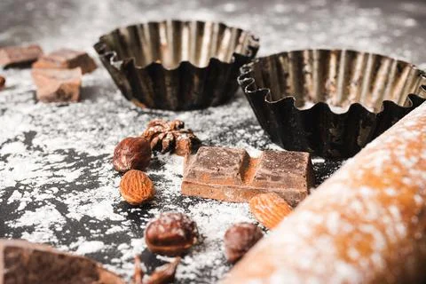 Baking concept, cupcake form and food ingredients on a dark background, prepa Foto stock