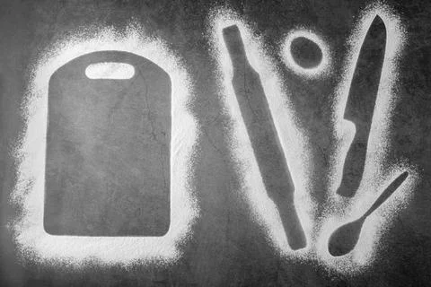 Baking dark background with the outlines of ingredient flour cutting board Foto stock