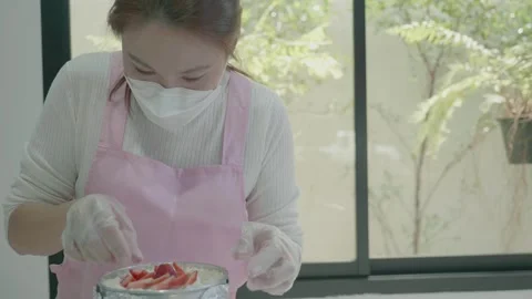 Baking a Delicious Strawberry Cake at Home Vidéo 342281601