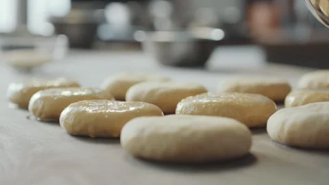 Baking Fresh Burger Buns Brushed with Egg Wash in a Professional Bakery Kitchen 库存影片 331100956