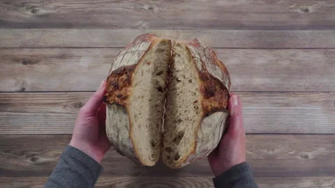 Baking homemade sourdough wheat bread in cast iron dutch oven. Vídeos de archivo 157018802
