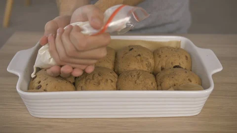 Baking Hot-cross-buns Vídeos de archivo 129773039