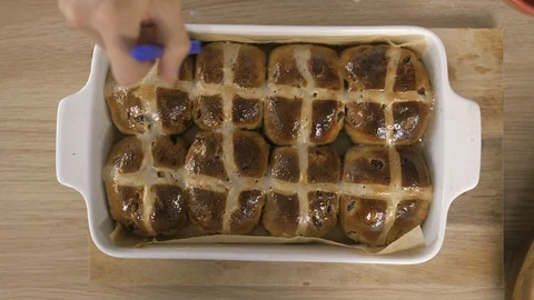 Baking Hot-cross-buns Vídeos de archivo 129774063
