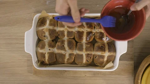 Baking Hot-cross-buns Vídeos de archivo 129774369