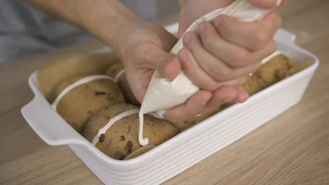 Baking Hot Cross Buns Vídeos de archivo 129855586